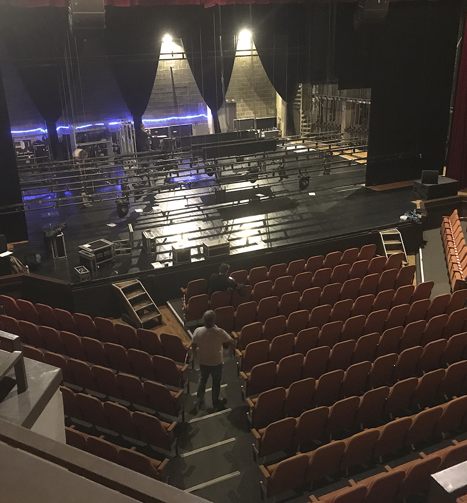 Salle de concert vide avec des projecteurs sur la scène