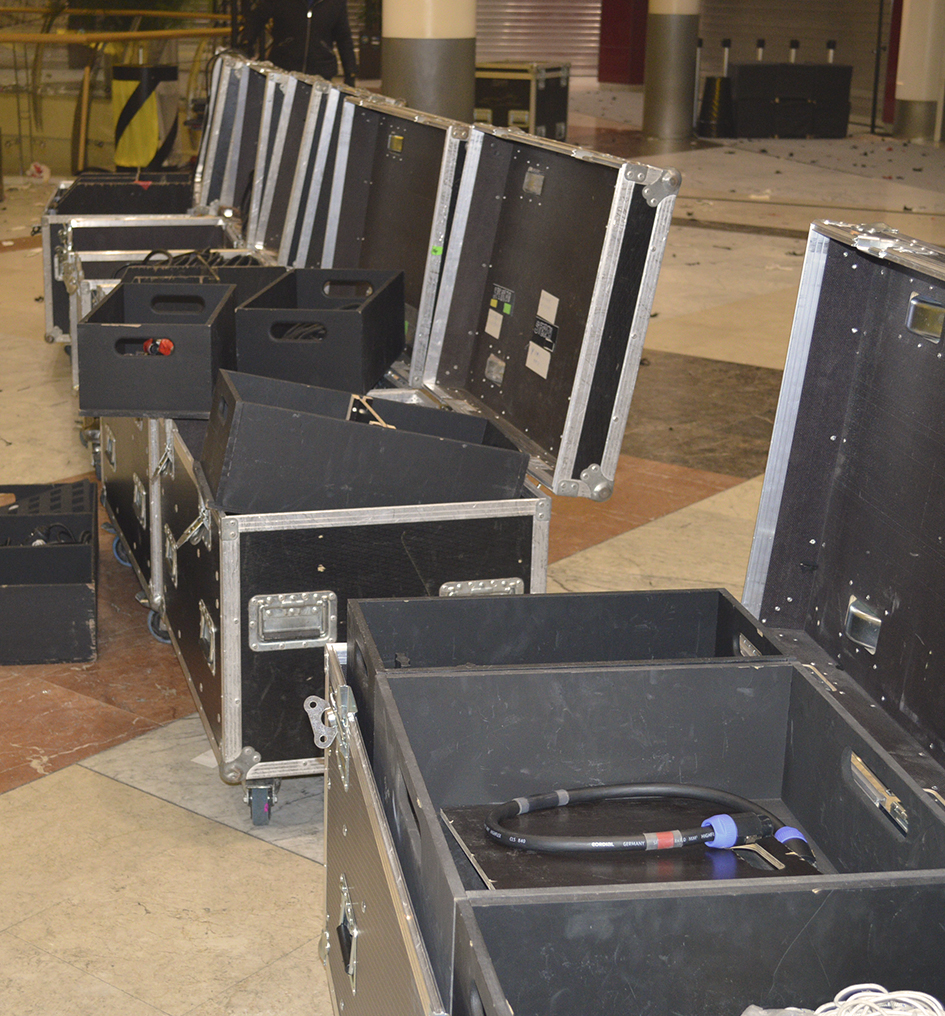 Des malles ouvertes contenant du matériel d'éclairage et de son