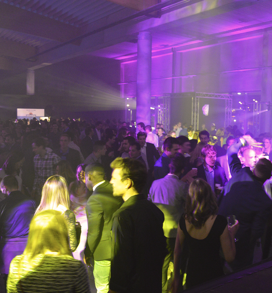 Foule de personnes qui dansent dans une salle lors d'une fête privée