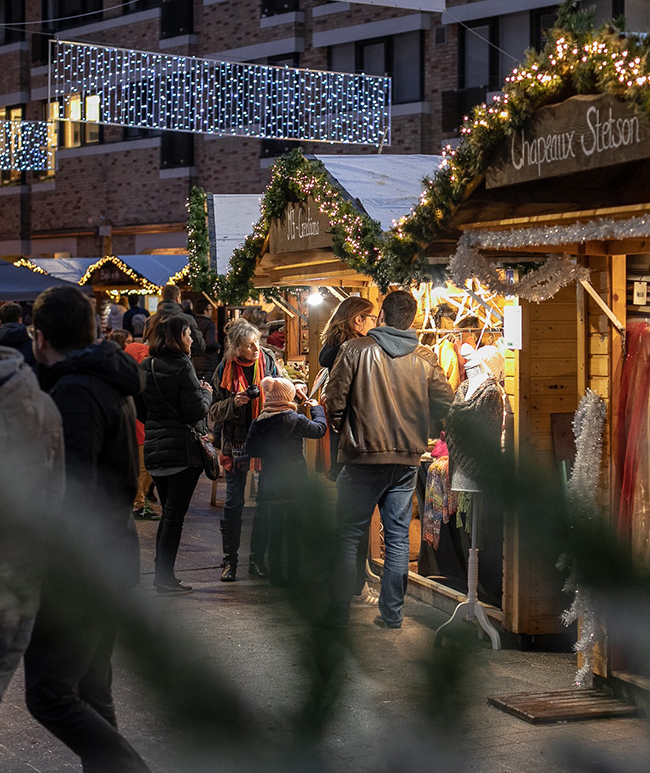 Des personnes profitant du marché de Noël de Louvain-la-Neuve